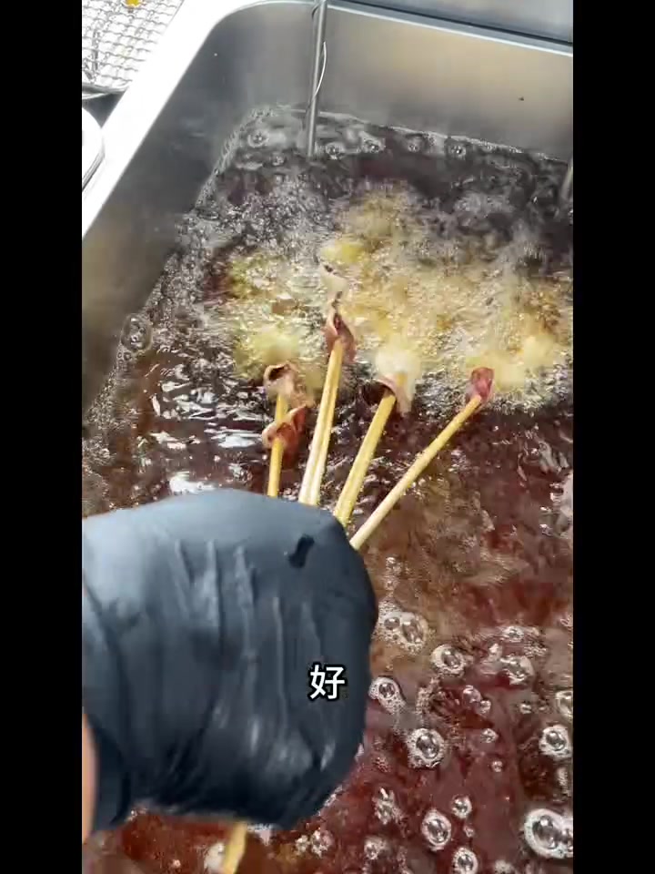 油炸美味的鱿鱼板串的操作技巧,一镜到底