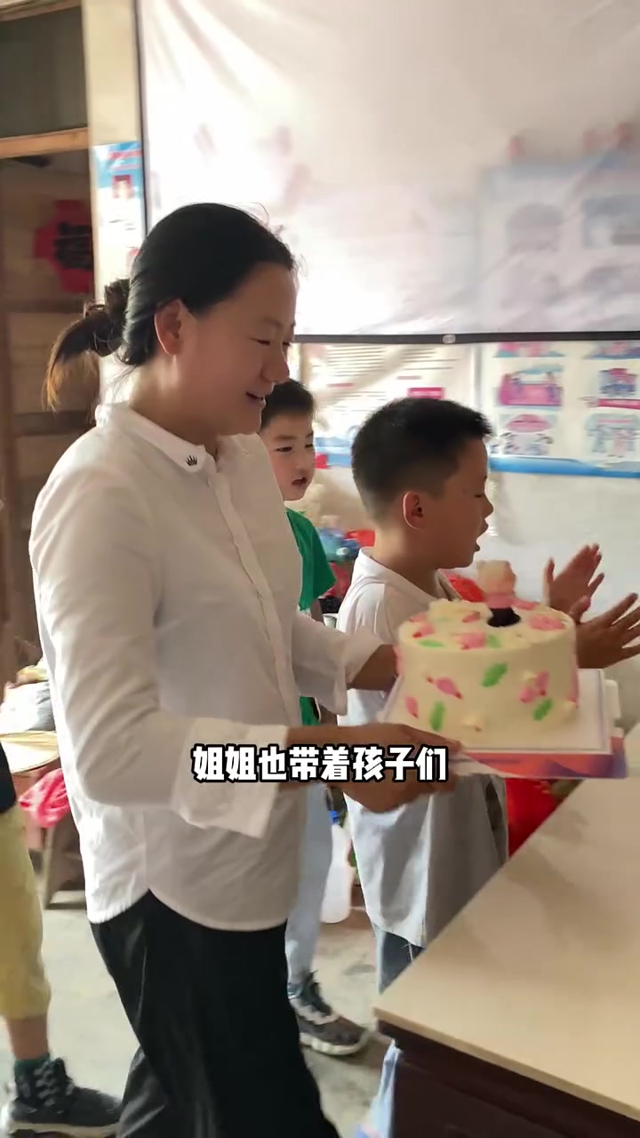 这是八十岁的奶奶第一次这样过生日,也是我们第一次给奶奶过生日,往年奶奶可能就吃几个鸡蛋就算
