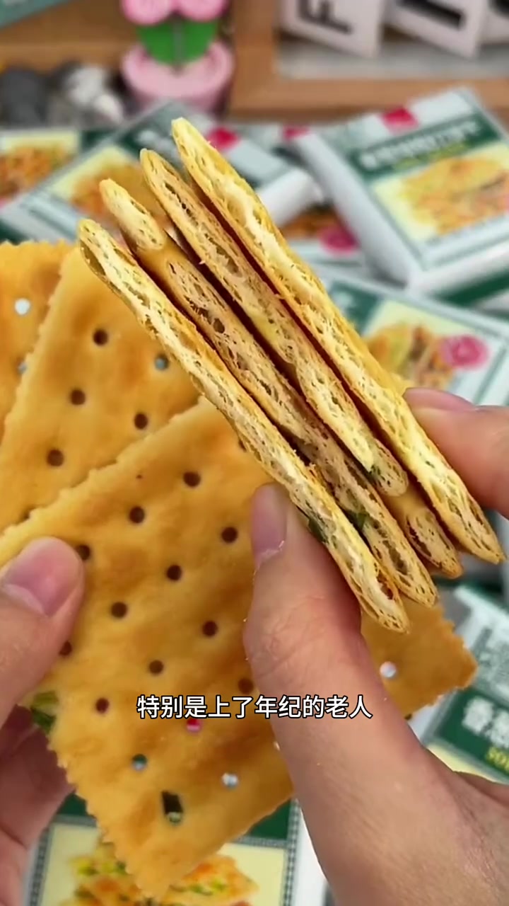 苏打饼干怎么挑?东北早市土豆哥教你怎么挑选健康又营养的香葱苏打饼干!