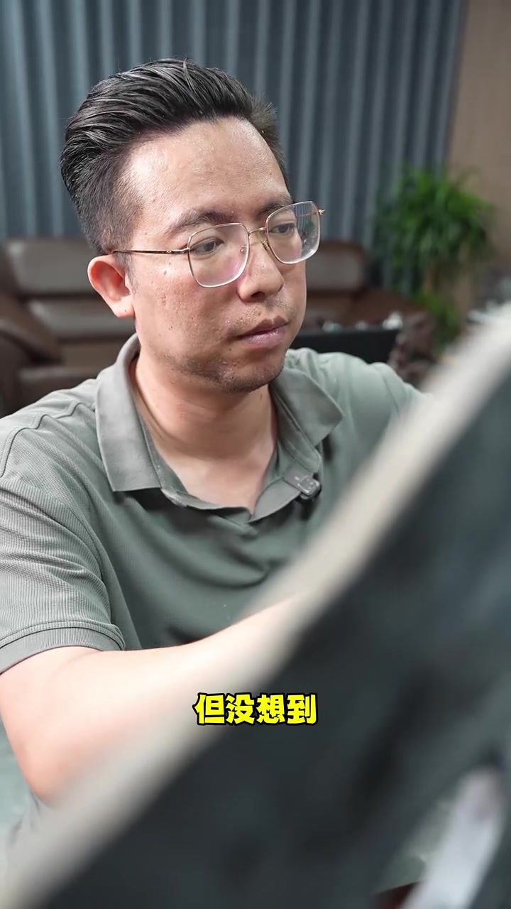 宅宅8w博su7,这块乌漆嘛黑的板料也能翻身吗?翡翠 翡翠挂件