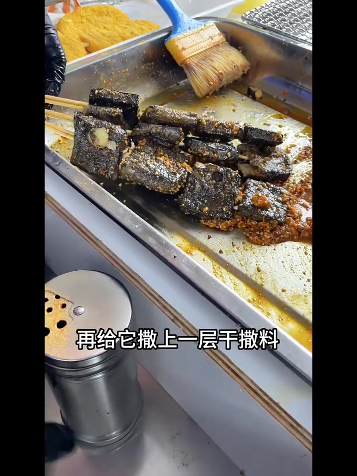 一个视频带你了解,油炸黑色臭豆腐的过程