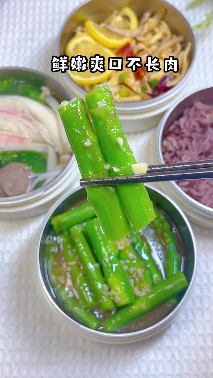 夏日减脂菜百香果柠檬鸡丝和清炒芦笋,今天用百香果柠檬合鸡胸肉做啦超级开胃清爽百香果柠檬鸡丝