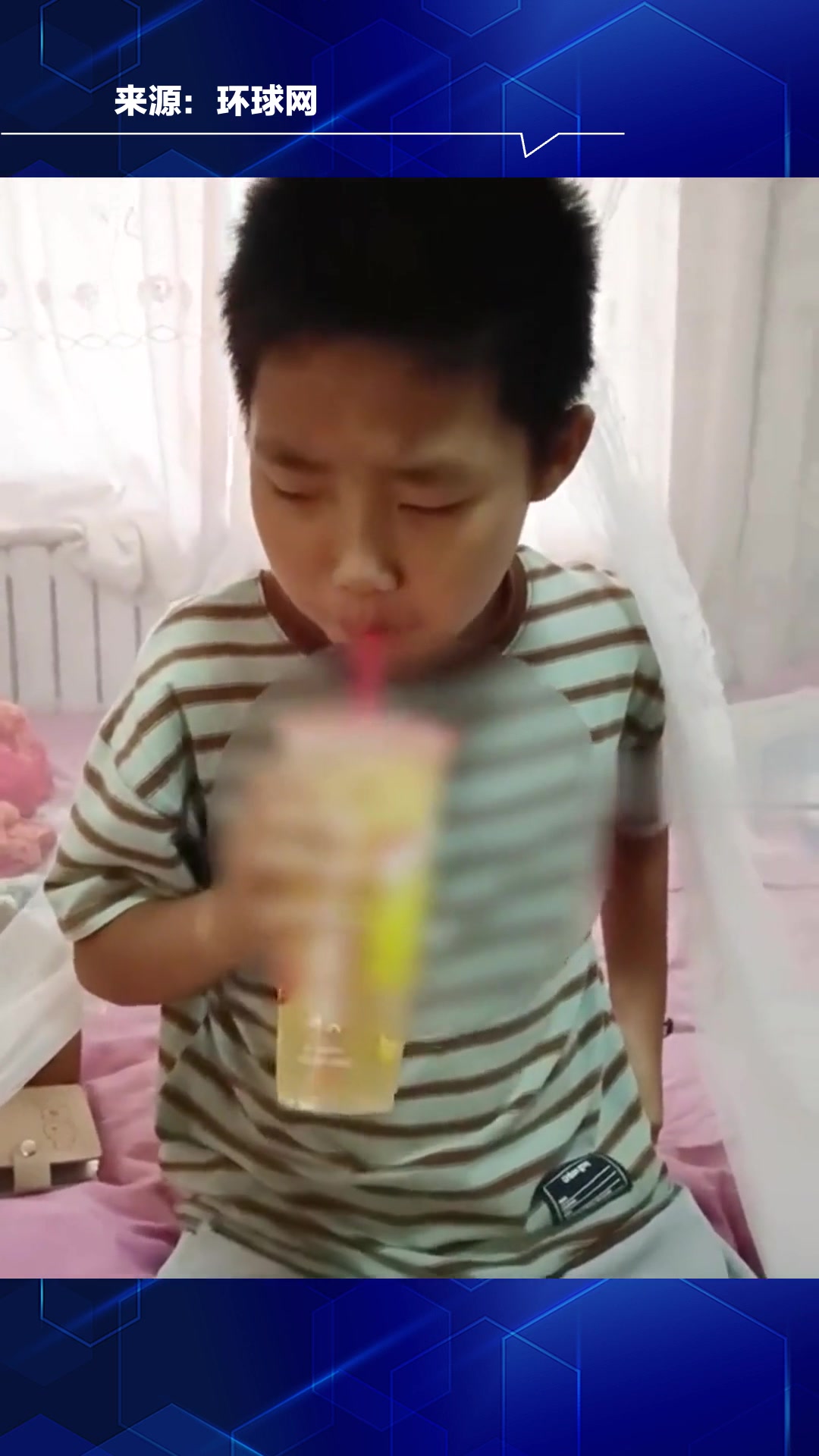 小孩哥喝饮料秒变表情包:一秒喜笑,二秒皱眉,三秒沉思,五秒痛苦