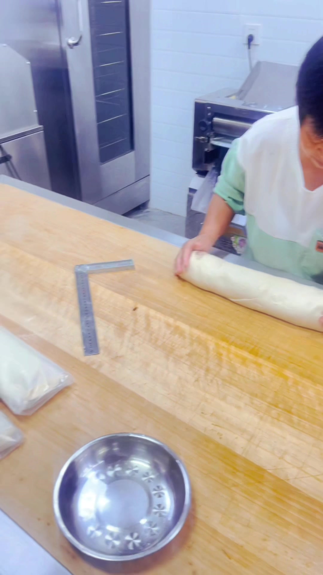 自己在家里炸出来的油条,没有油条的面香味,下乡骑个三轮车来卖