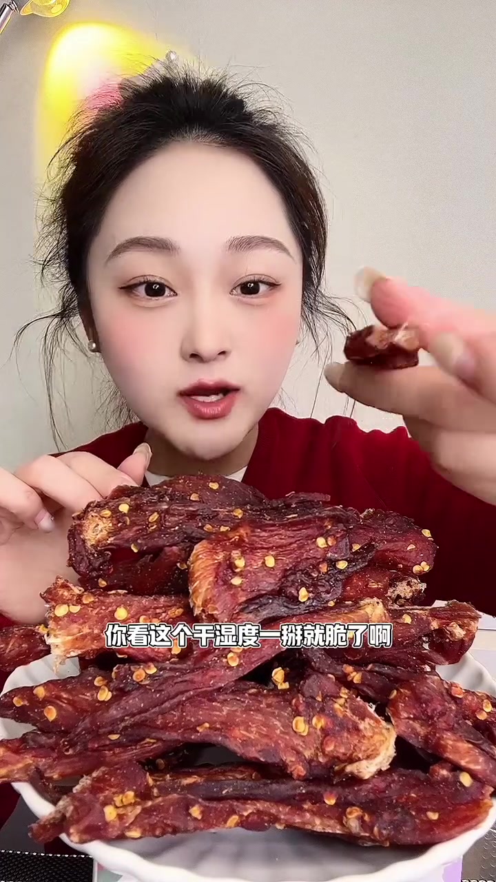 这个是一桶一斤装,纯纯的鸡胸肉嘎嘎香,真的巨好吃,热量很低,强烈推荐