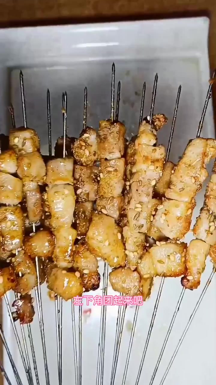 姜北串店麦凯乐店99吃100个五花肉小串,淳朴东北风味烤肉,给你满满的幸福感