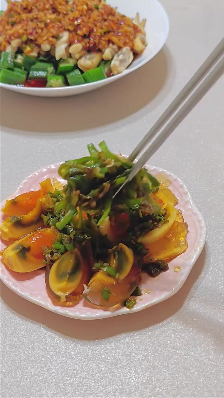晚餐VLog|日常|今天吃什么 蒜蓉秋葵蛏子,重点是蒜蓉多点,蛏子要用冰水泡,芥末虾球搭配