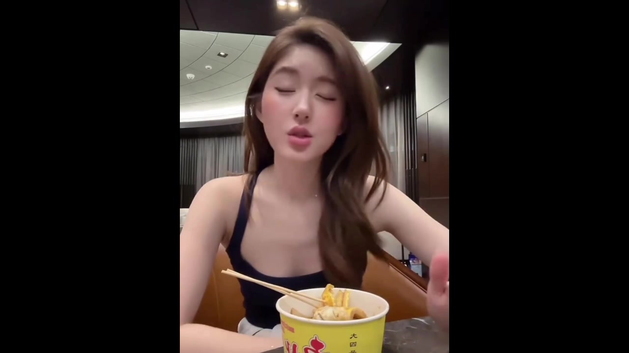欢迎来到赵露思的吃播vlog 是臭豆腐和烤冷面