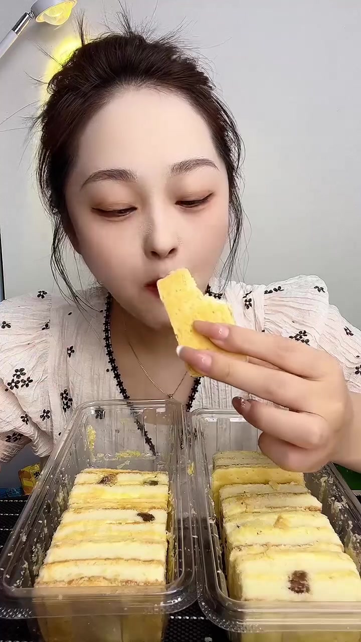 现做现发,微甜,当个下午茶配牛奶吃非常不错,挺好吃的,性价比非常高