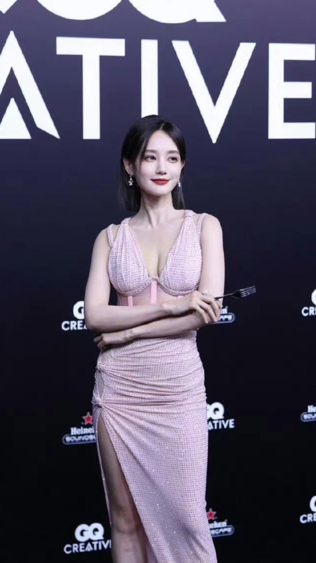 李一桐喝奶茶好可爱,唯美优雅美丽