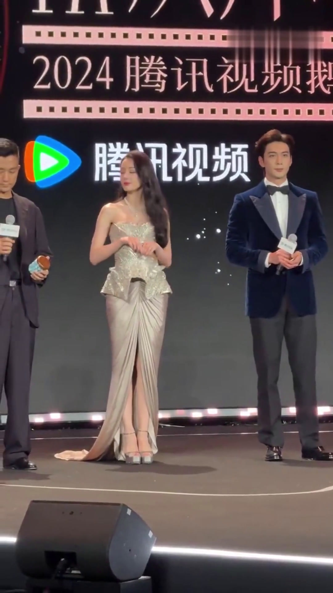 好漂亮!迪丽热巴好有质感的一张脸,这一身完全波光粼粼的美人鱼