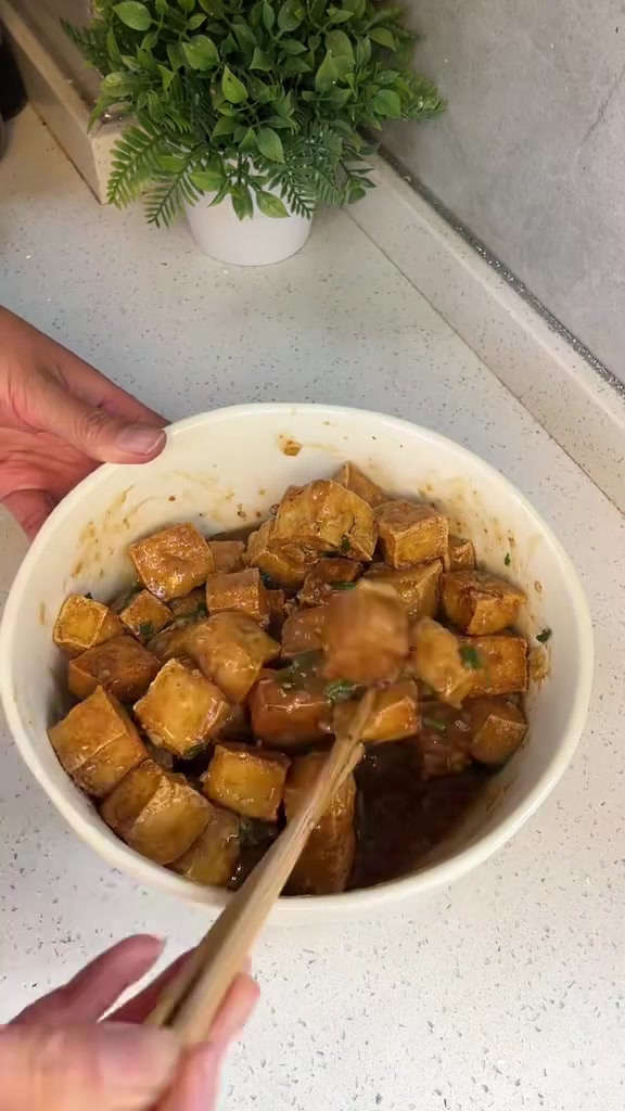 夜市摊10元一份的浇汁豆腐,在家轻松做,做法简单,孩子吃的喷喷香,天热了搭配一杯火龙果奶昔