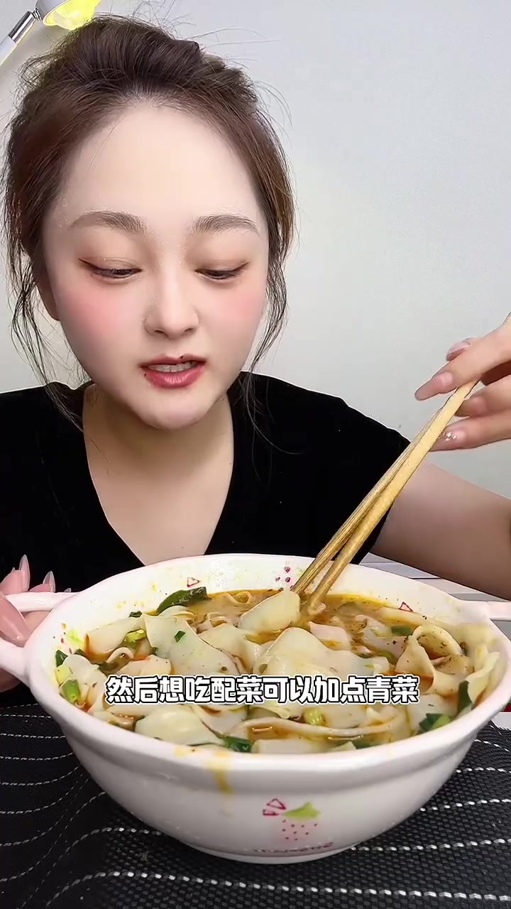 河南羊肉味烩面,真的嘎嘎香,味道非常鲜美,里面自带料包,一煮就可以了