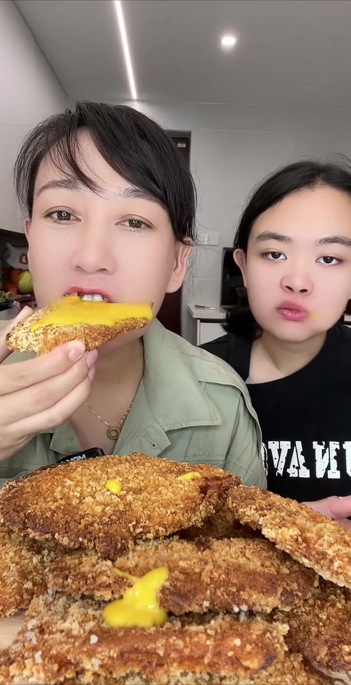 和姑娘一起吃大鸡排