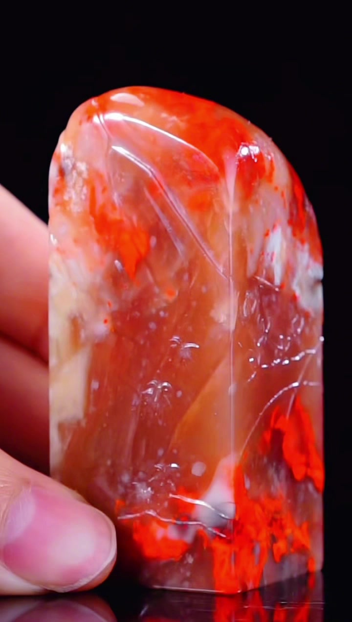 牛角冻鸡血石精品