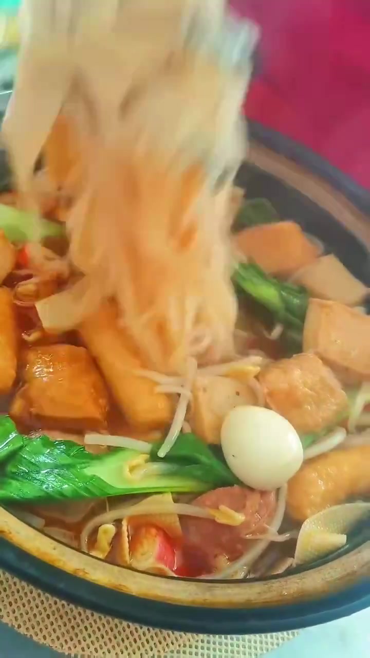 砂锅米线,爽滑弹牙,各种荤素菜任意搭配