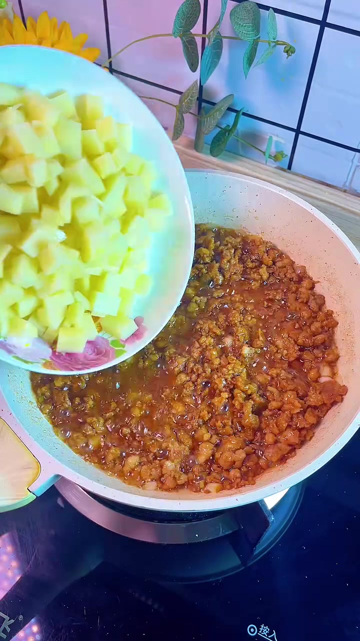 100天不重样的儿童营养餐|肉沫土豆拌饭 土豆这样做出来给孩子吃,挑食宝宝也能干两碗大米饭