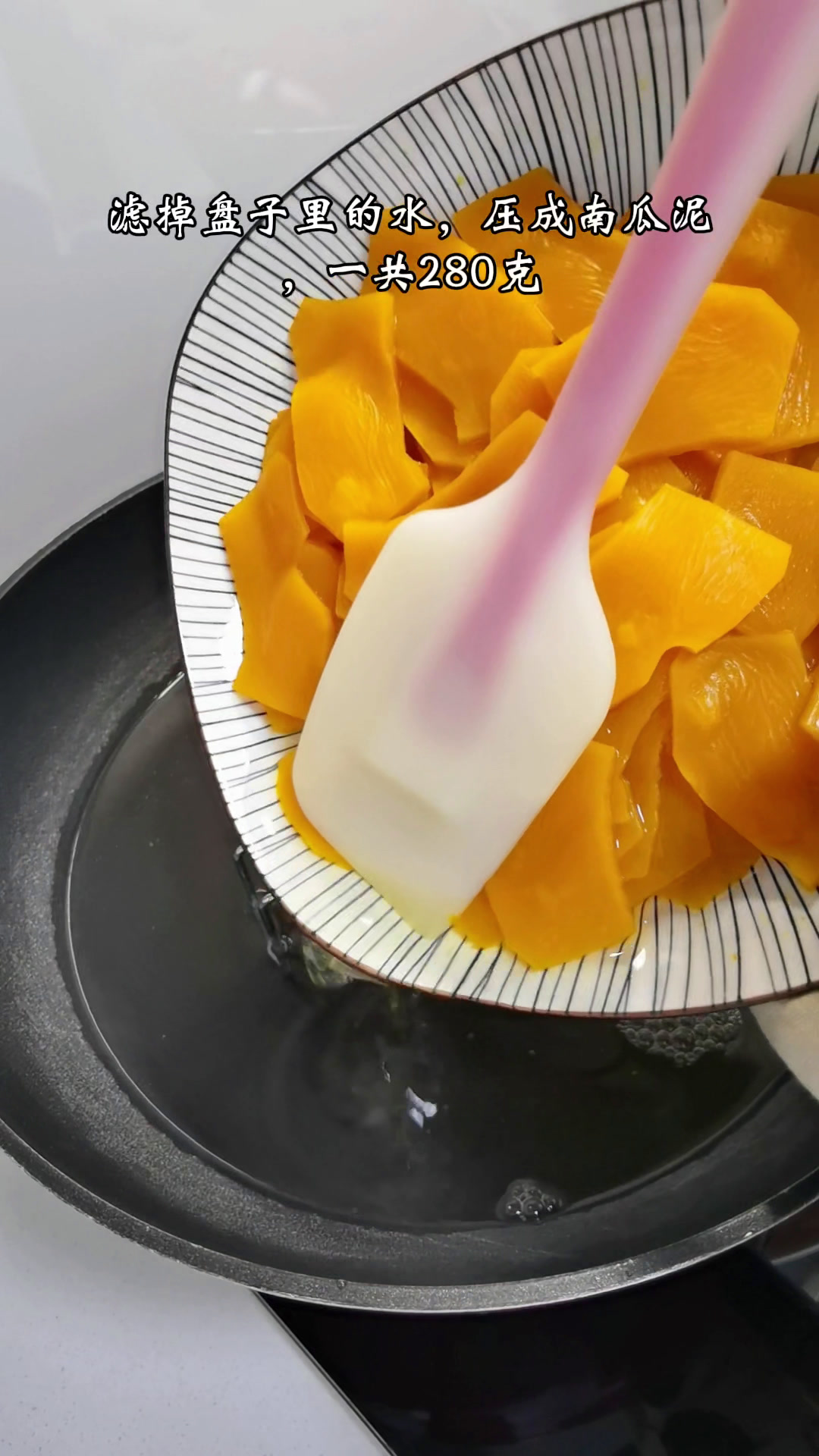 热腾腾的南瓜馒头出锅了,蓬松柔软,细腻香甜,比面包还好吃