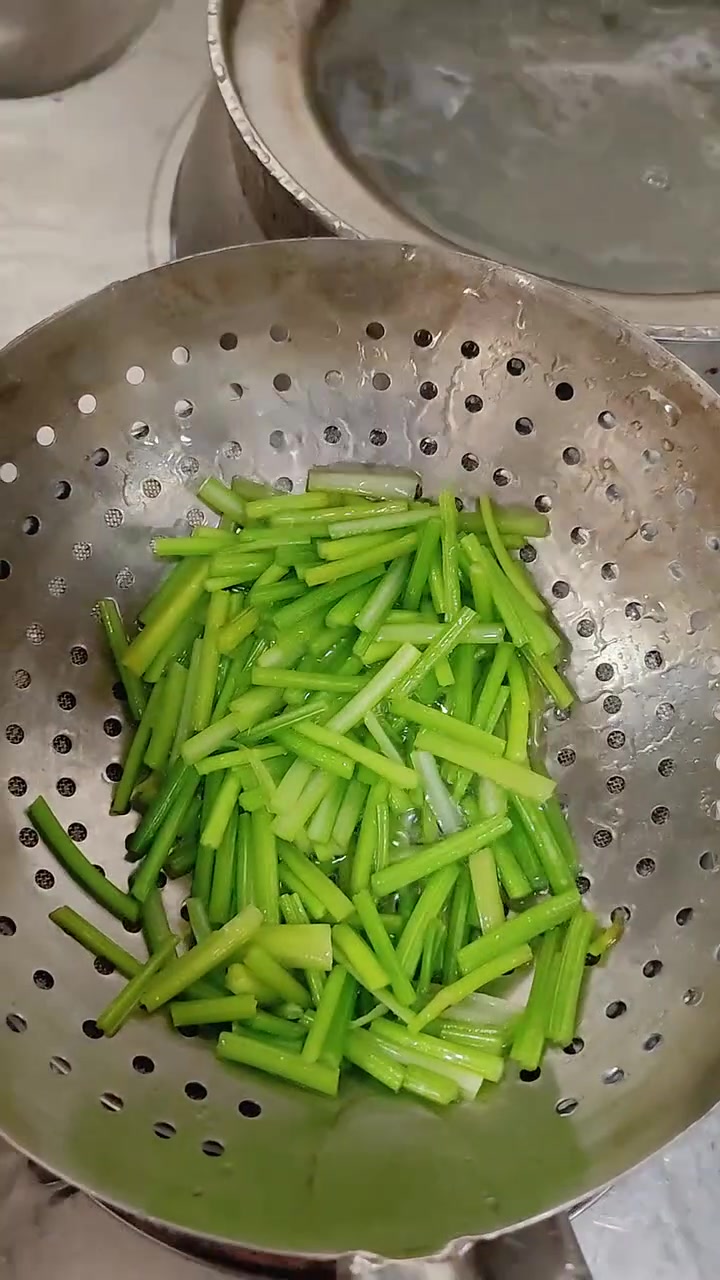 芹菜辣椒炒肉 家常小菜太美味了