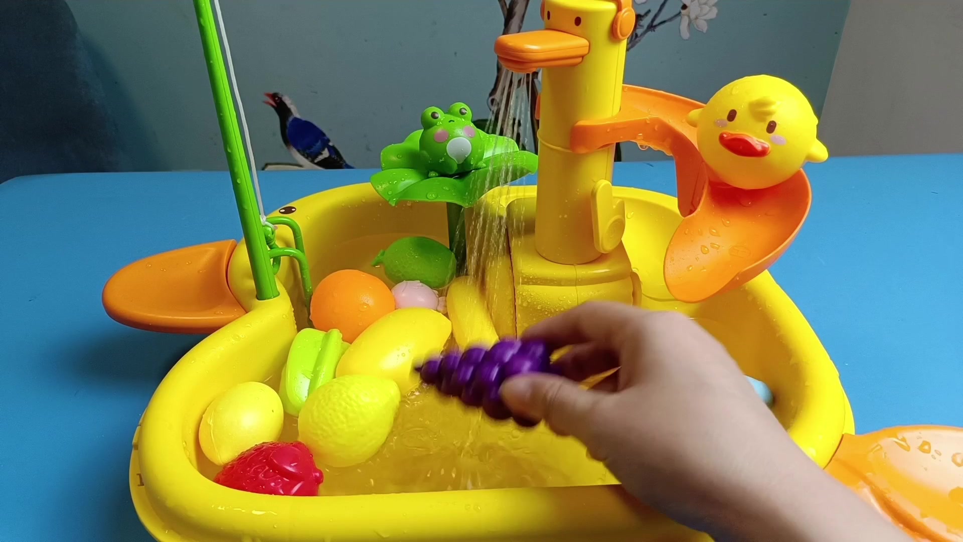 小鸭子太大了,也想滑滑梯!