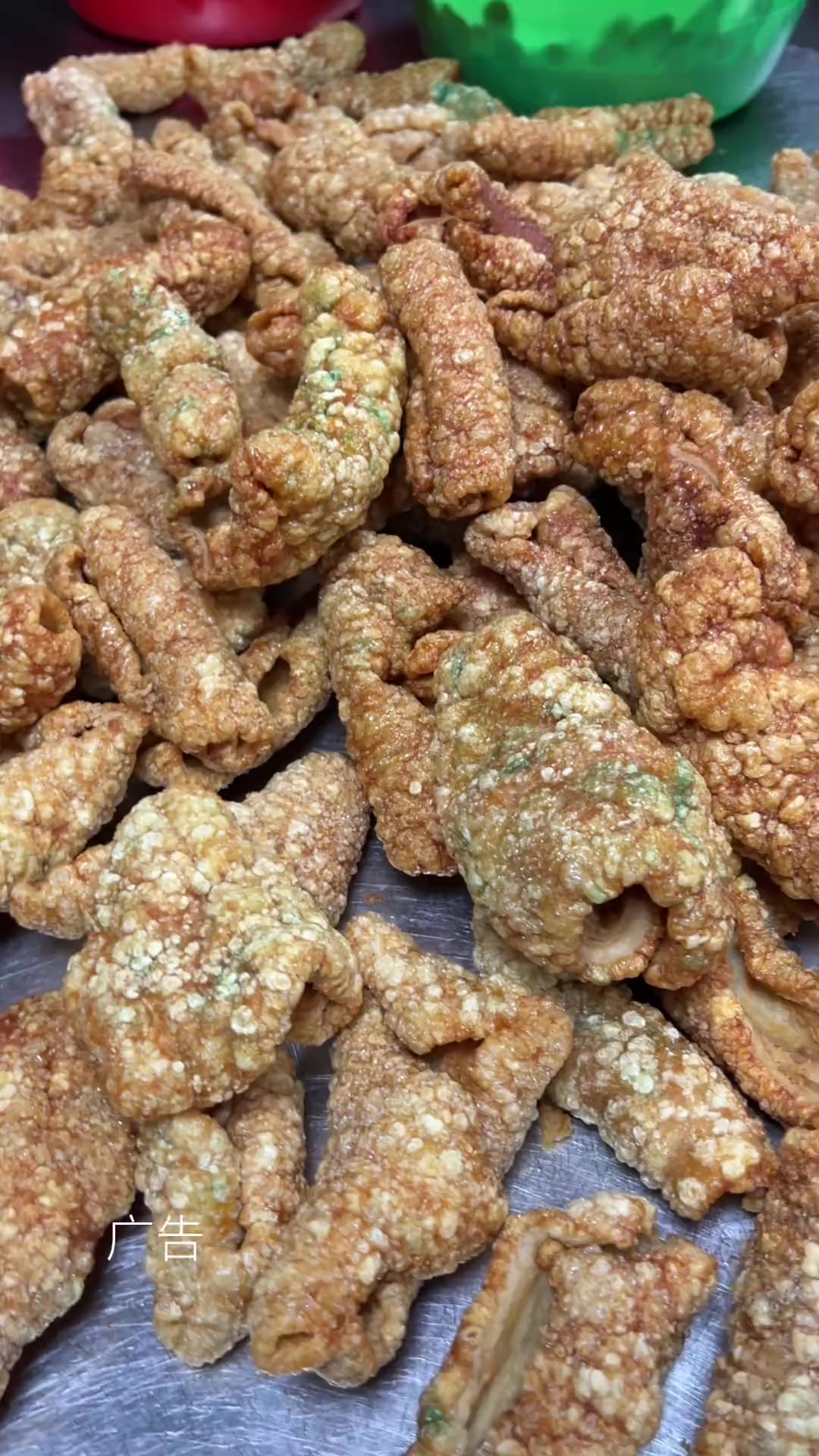 扣肉灵魂在于皮,好不好吃就看猪皮炸的好不好,除了扣肉还有猪皮