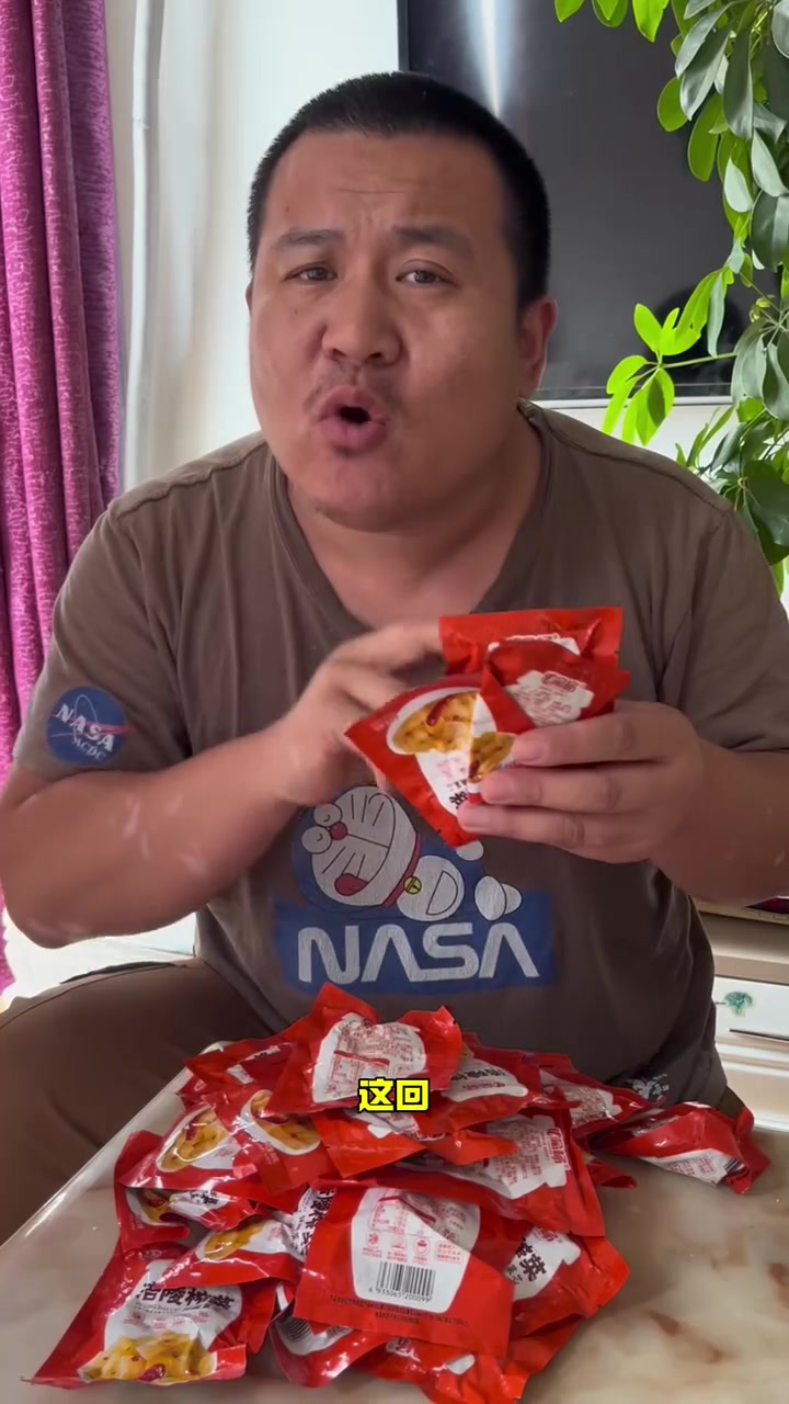 东北早市土豆哥揭秘:菜市场榨菜怎么挑选?让你一次买到营养健康又美味的去皮去头榨菜!避免踩坑
