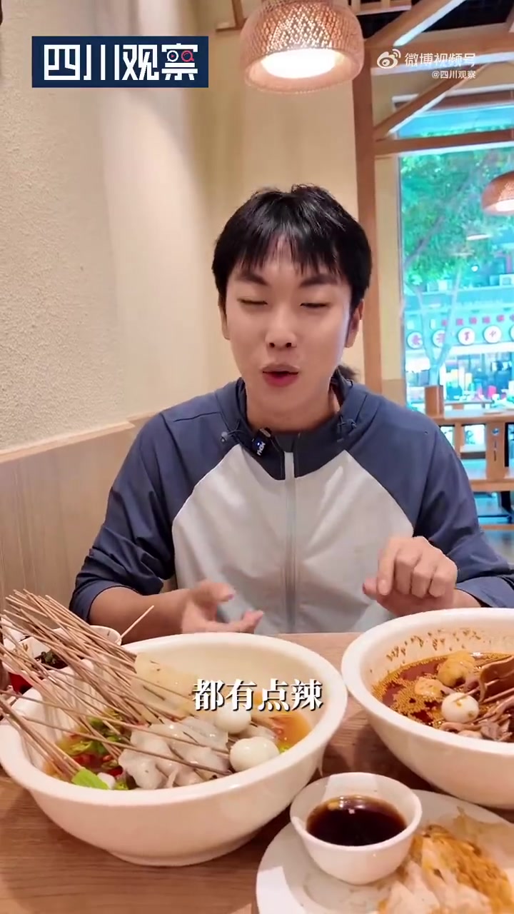 近日,四川成都。连日的高温炙烤,让人热得“遭不住”,但成都的解暑美食是真的太多啦!从凉糕到