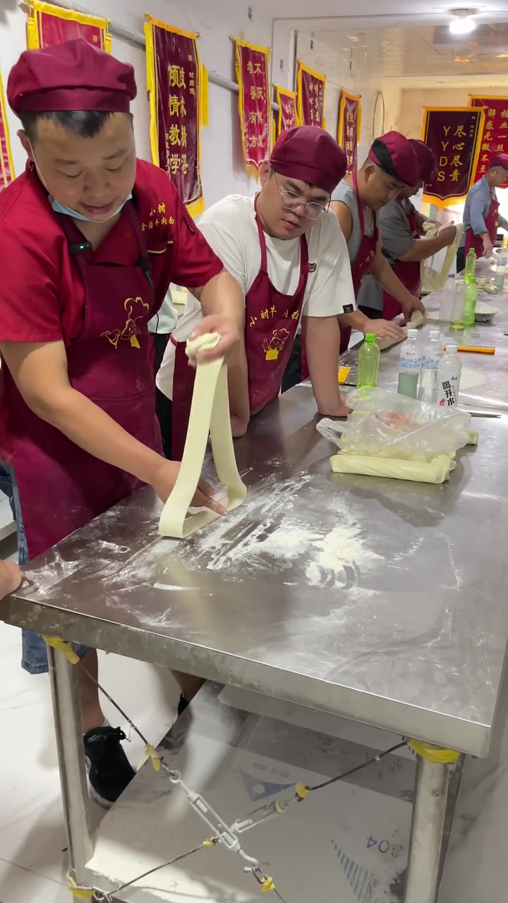 一斤高筋面粉,5克盐,2克左右蓬灰250克左右冰水,蓬灰分两次加,和面放1克,面和好醒半小