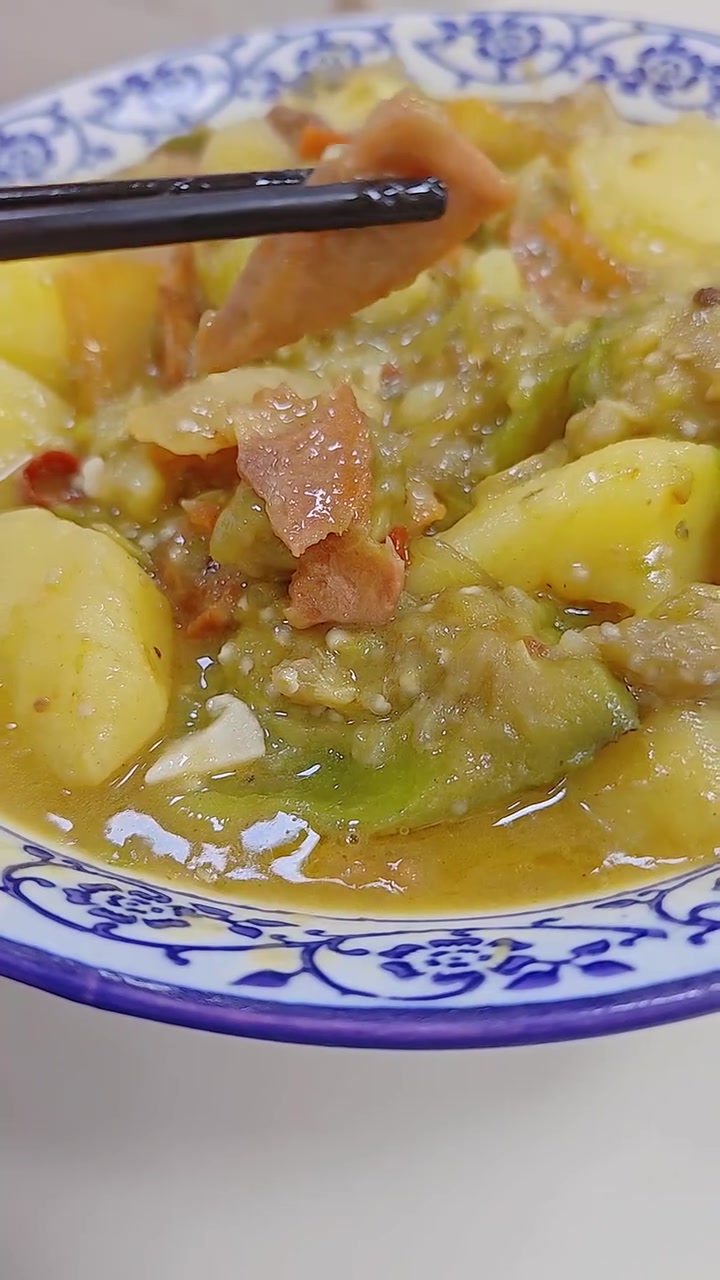 自制东北风味咸腊肉 炖的茄子土豆 做菜就加盐 其他啥也不用加 吃过你就知道有多香 汤汁泡饭