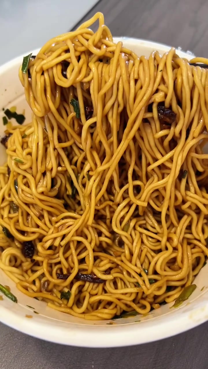 半夜饿了来上一桶真的太过瘾了,而且他是免煮的,真的太方便了