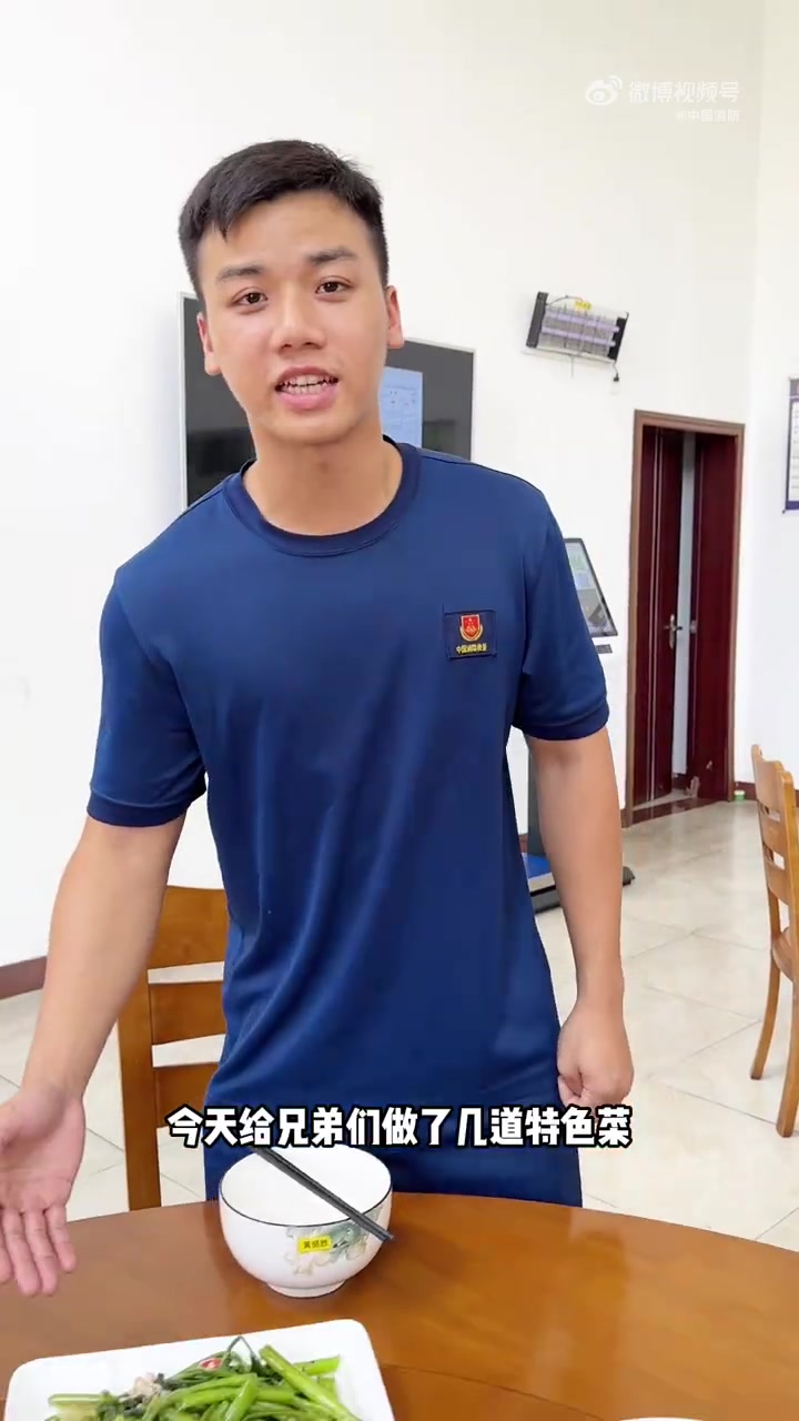 今天 蓝大厨掌勺!做了几道海南特色下饭菜,麻鱼炖酸瓜、红鱼炖五花肉、捞叶炒鸡……一起来尝尝