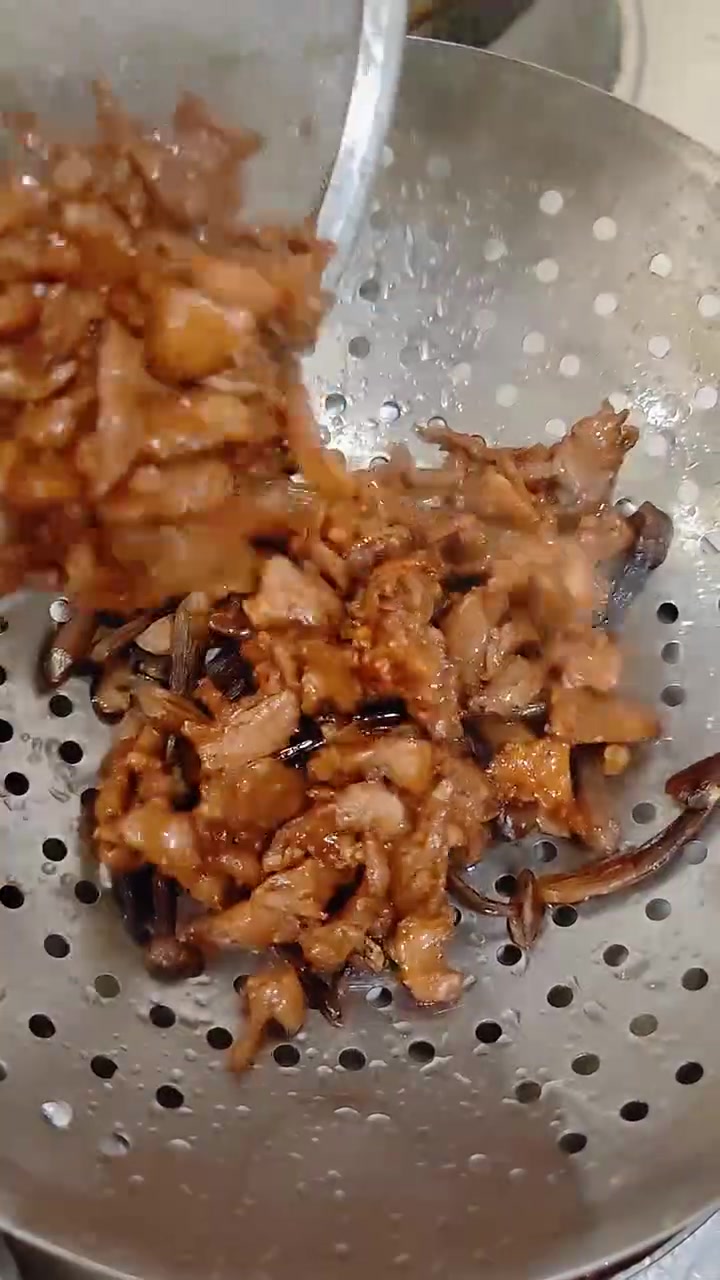 鸡枞菌炒牛柳 色香味俱全 这菜太好吃了 大家一起学起来