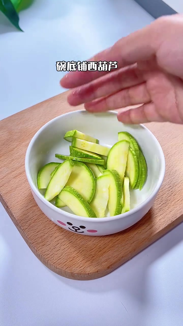 100天不重样的儿童营养餐|宝宝辅食一锅蒸 西葫芦蒸牛肉,搭配奶香蛋羹,和主食玉米焖饭,有