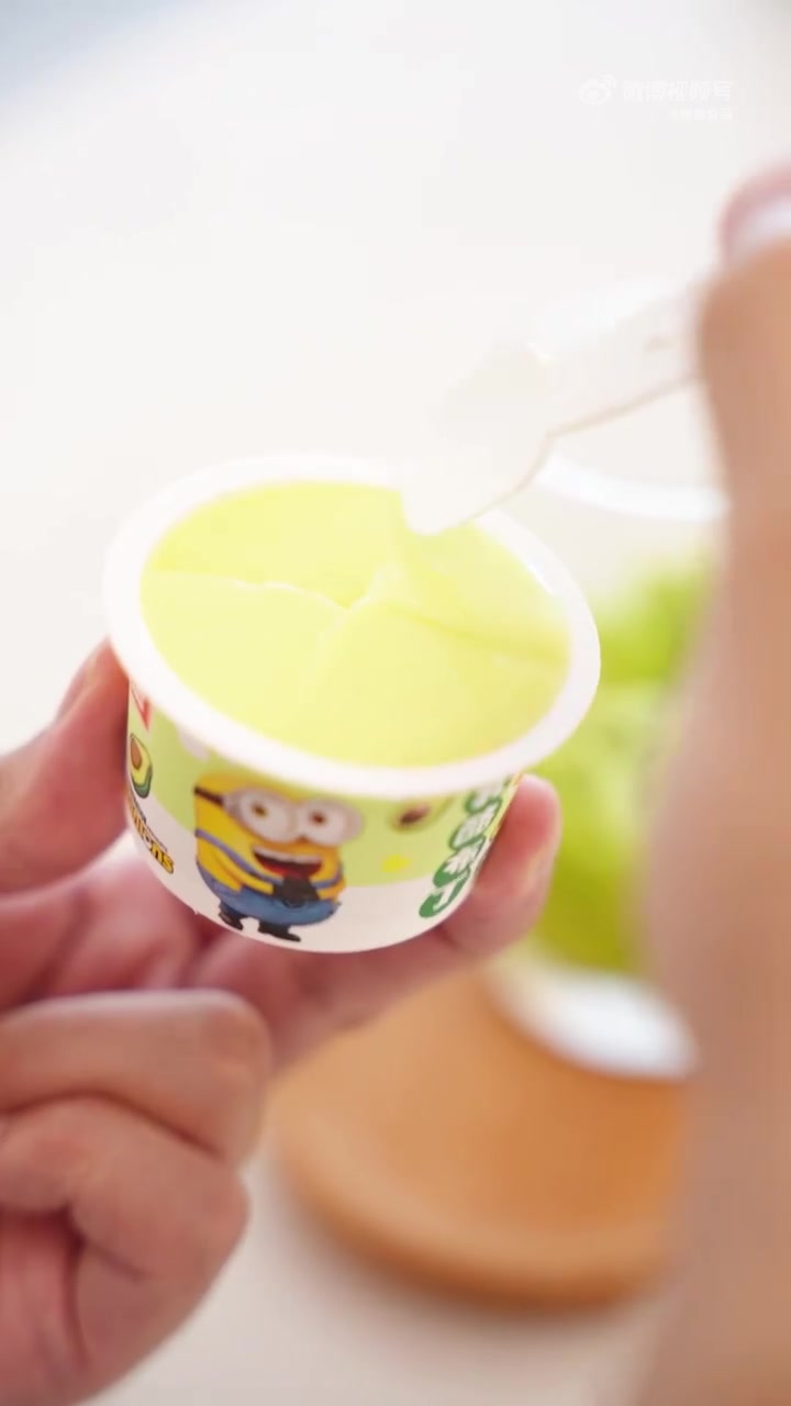 自制超好喝神仙奶茶!雅客小黄人牛奶布丁牛油果味~ 香浓细腻!爽滑Q弹~ 精致又营养~满满轻