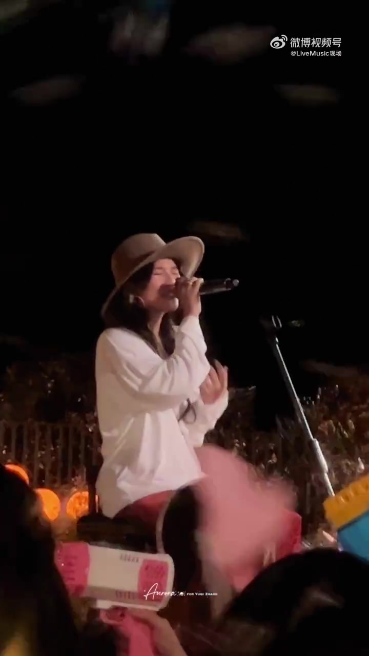 张钰琪《Baby Don’t Cry》最新现场  泡泡掠过的时候,张钰琪就像幻影在那又不在