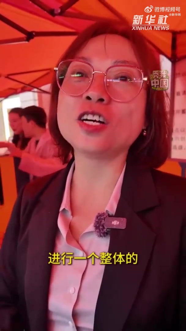 听说哈尔滨中央大街出现了一块巨大的月饼!究竟发生了什么?戳视频↓↓一起来品尝世界第一块鳇鱼