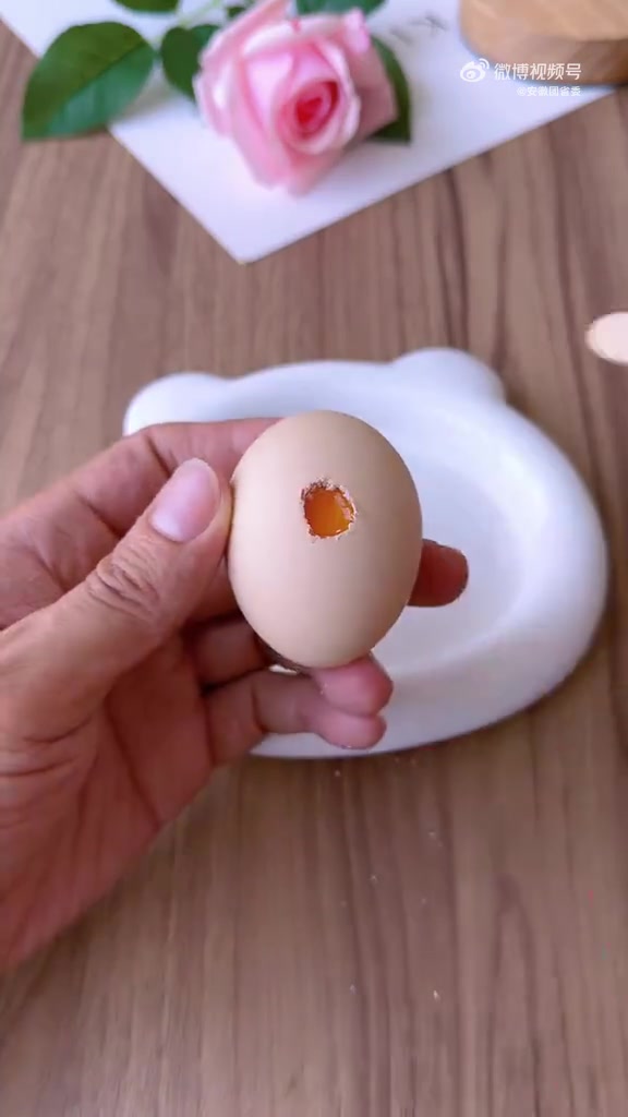 「收藏!中秋小兔灯手工教程」中秋节将至,用鸡蛋壳做一个小兔灯,简单好看↓↓转存,和孩子一起