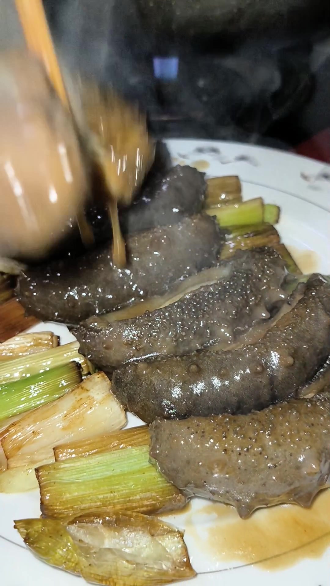 大哥教老桑做葱烧海参,劲道爽滑又入味,不愧为百星级酒店的大厨