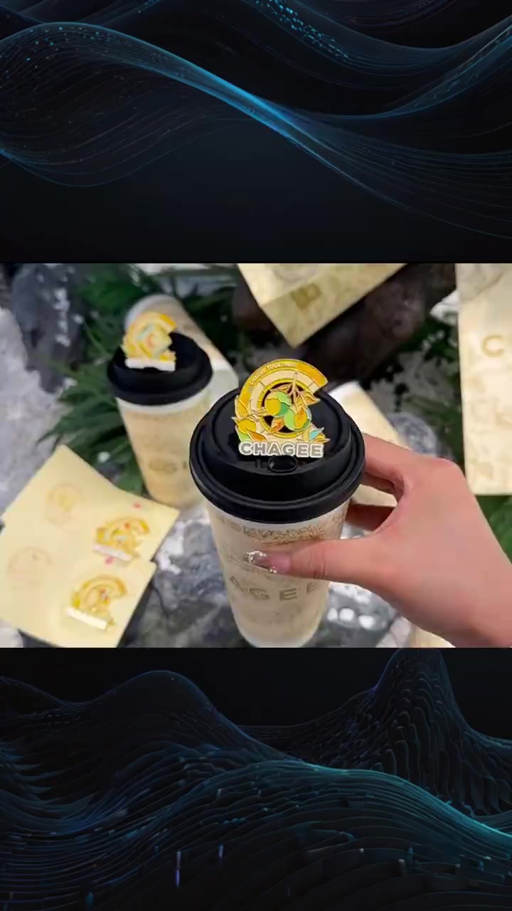 中秋节前,霸王茶姬新品金乌扶摇上市,因设计喜庆出圈。有网友调侃,霸王茶姬是被奶茶耽误了的设