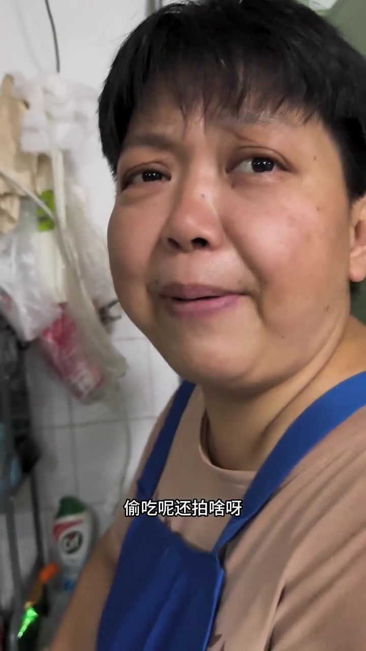 一家五口北漂,在12平宿舍的真实生活!有个不扫兴的婆婆有多幸福!痛经肚子疼的厉害婆婆给我煲