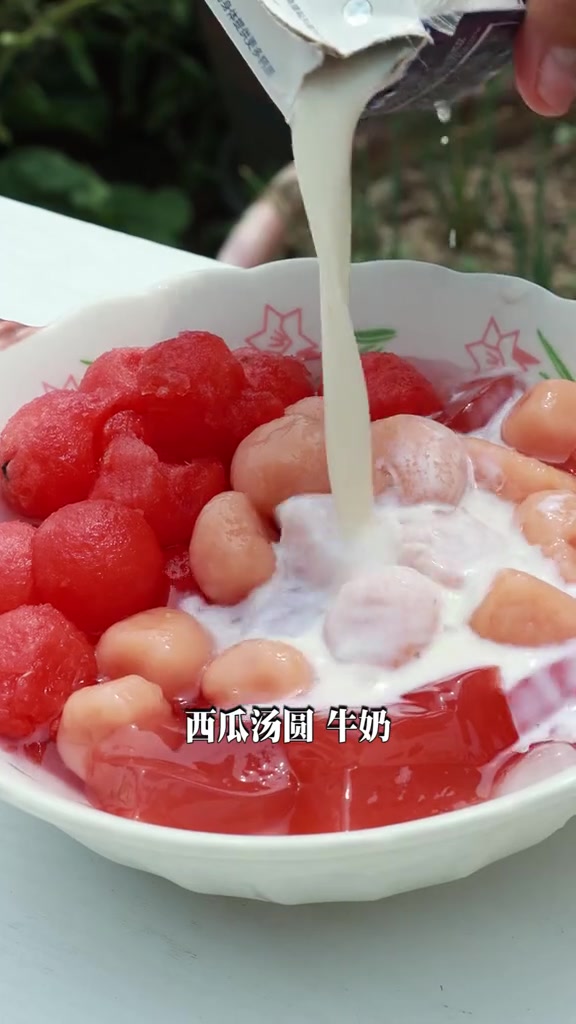 今天实现吃瓜自由了,这个夏天必须安排吃一次冰冰凉凉西瓜冰汤圆