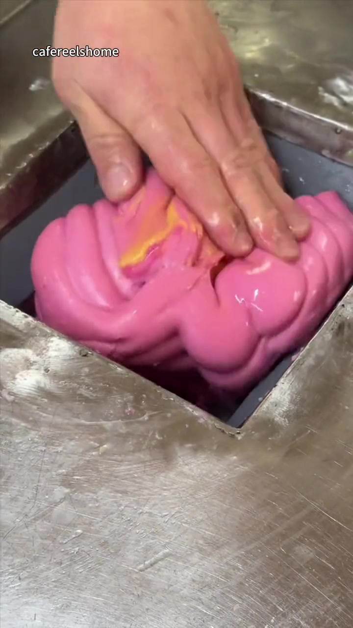 外国小哥哥沉浸式制作彩色年糕