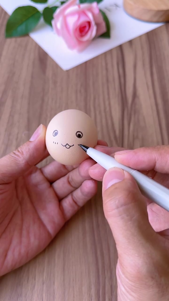 「收藏!教你做中秋小玉兔」吃鸡蛋时这样打开,可以用蛋壳制作一只可爱的小玉兔。快点学起来,中