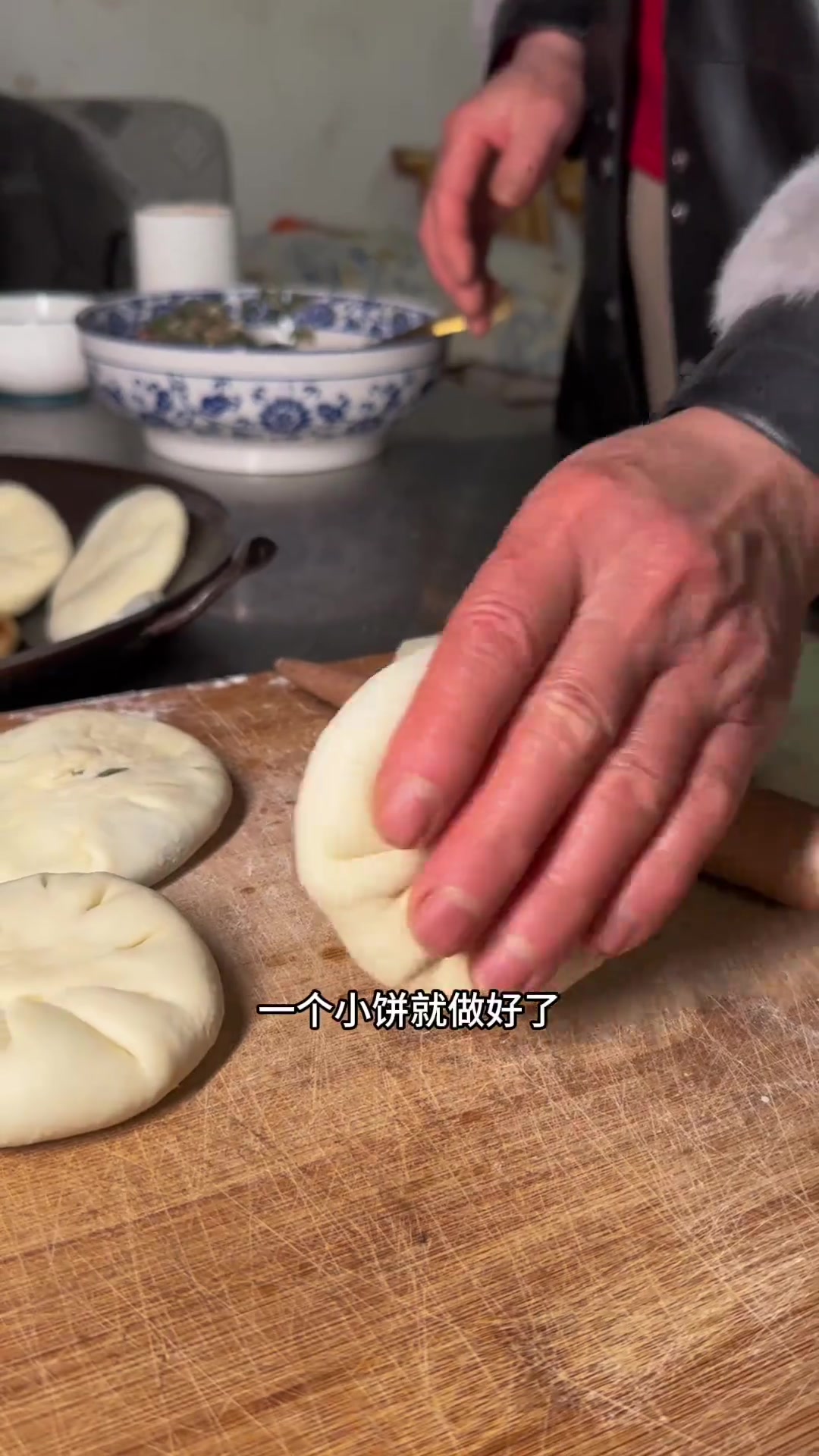 闲不住的老妈今天带领我们挖地菜,春天的地菜真是香,做成的馅饼更香!三农