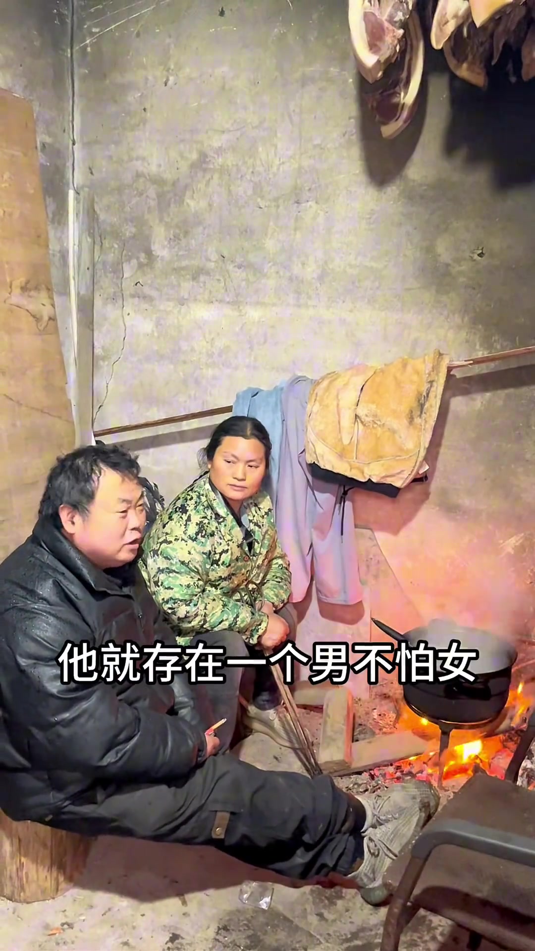今天外面很冷,又下雪了,在家里熏腊肉,问刘志勇一个问题看他怎么回答?农村宝妈记录生活