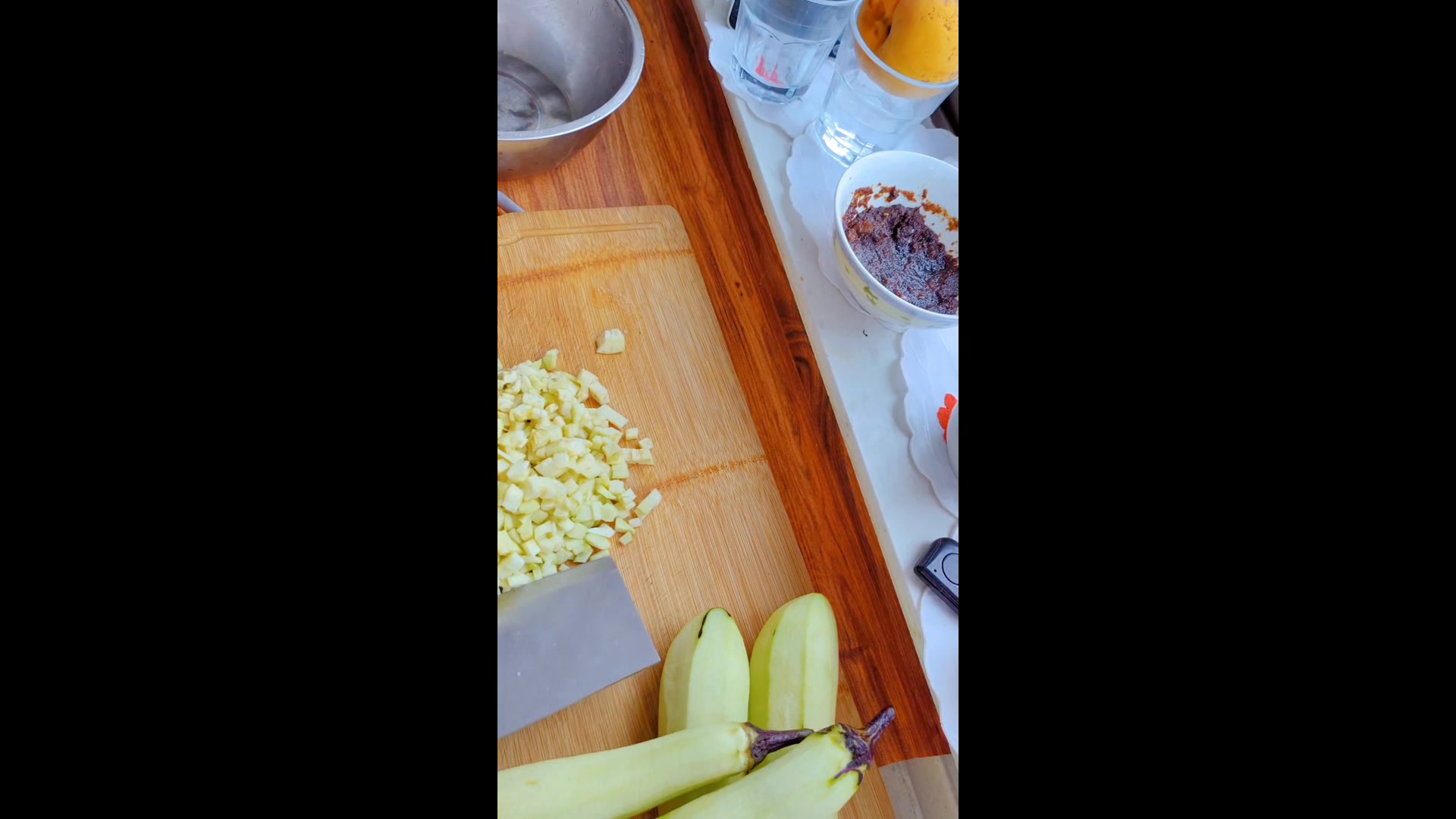 鲜美的茄丁打卤面,搭配煎香的鸡蛋和五花肉,再来三个凉菜,顺口