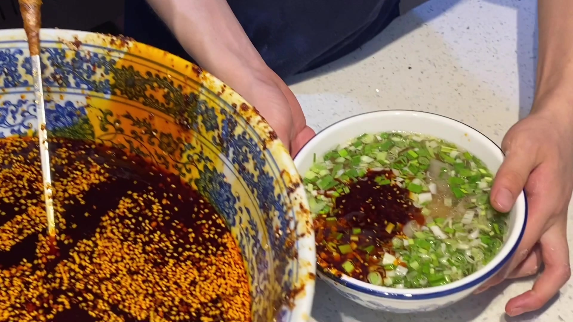8元的兰州牛肉面多加辣子,再来一块钱酸菜