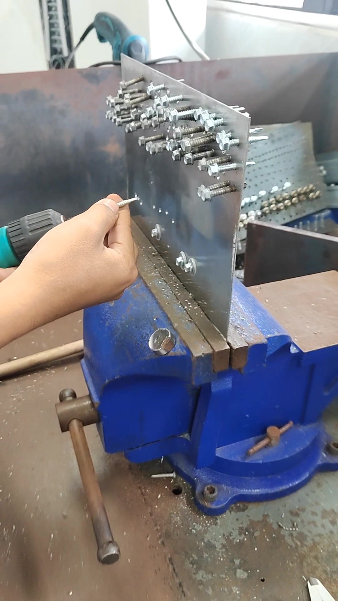 大师傅常用的双金属复合钉,不锈钢钢板轻松拿下