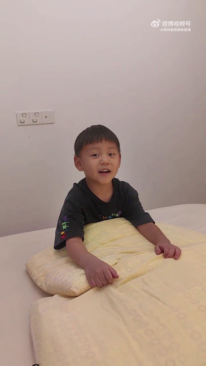 《小儿垂钓》是唐代诗人胡令能创作的一首五言绝句,全诗如下:蓬头稚子学垂纶,侧坐莓苔草映身。