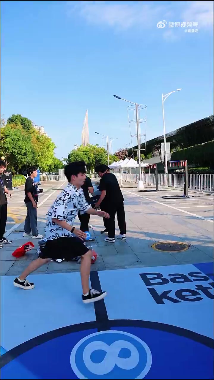 高手在民间!直播吧摸高挑战圆满结束,小伙3米21力压群雄「得意」9月19日,微博篮球之夜嘉